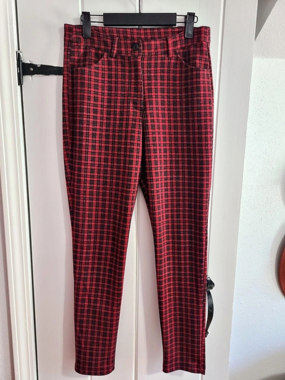 KIABI Plaid Skinny Pants in Red & Black Size 38/6 Like New